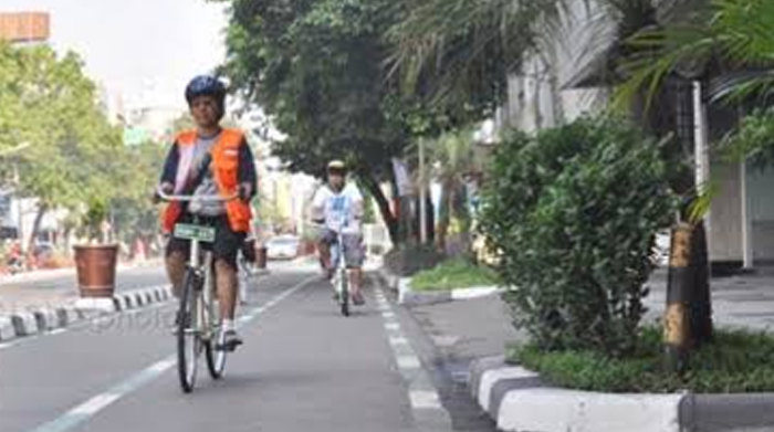 Pesepeda berkendara di jalur sepeda Jalan Sudirman. (Foto: PMJ News/Dok Net).