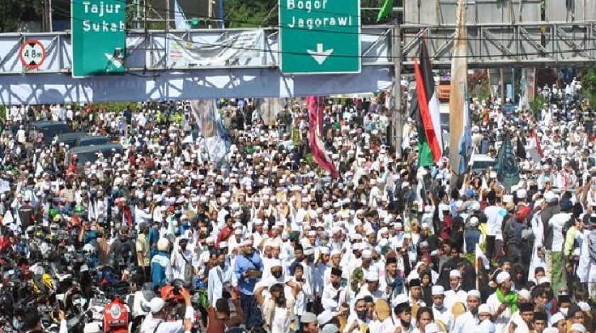 Kerumunan yang terjadi saat penyambutan Habib Rizieq Shibab di Megamendung, Bogor, Jawa Barat. (Foto: PMJ News/Dok Net)
