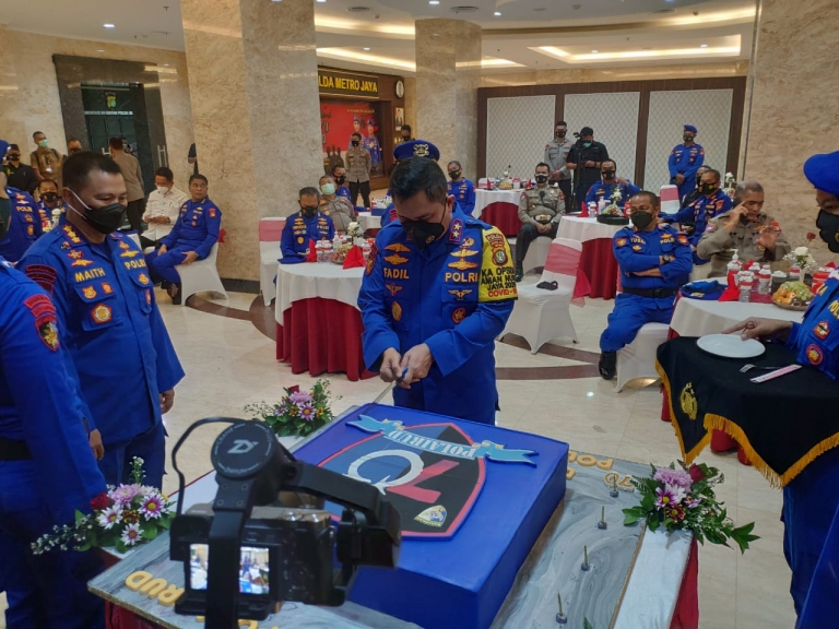 Kapolda Metro Jaya Irjen Pol Fadil Imran memotong kue peringatan HUT Polairud ke-70. (Foto: PMJ News)