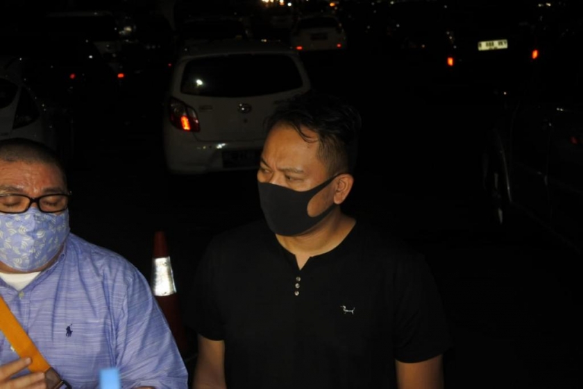 Vicky Prasetyo bersama lawyernya usai melaporkan. (Foto : PMJ/Fjr). 