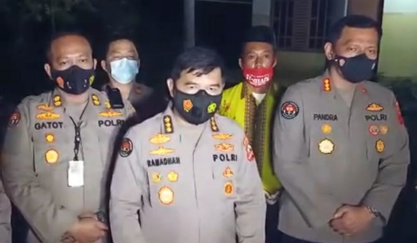 Mabes Polri dan Polda Lampung meninjau lokasi bunker yang berada di rumah teroris jaringan Jamaah Islamiyah, Taufik Bulaga alias Upik Lawanga. (Foto: PMJ News/Istimewa).