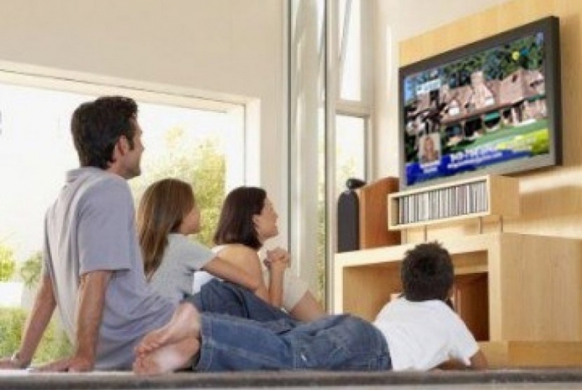 Menonton bersama keluarga di rumah akan terasa seru dan menyenangkan. (Foto:PMJ News/doknet)