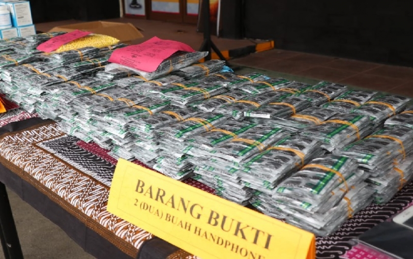 Barang bukti obat-obatan terlarang yang diamankan Polsek Cipondoh. (Foto: PMJ News).