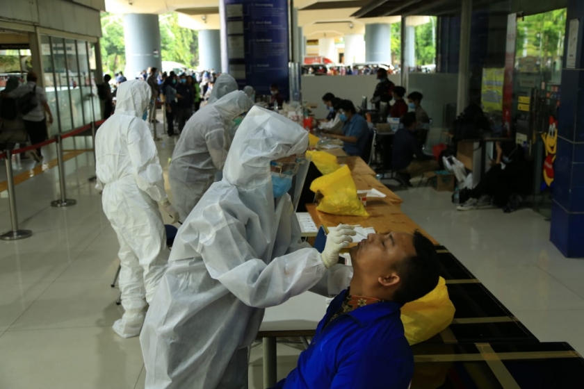Petugas rapid tes antigen lakukan pengecekan ke calon penumpang. (Foto : PMJ/Adi). 