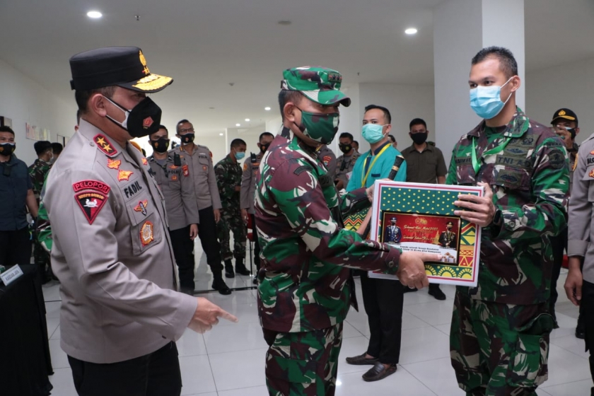 Pangdam Jaya Mayjen Dudung Abdurrachman berikan bingkisan ke Anggotanya. (Foto ; Dok PMJ). 