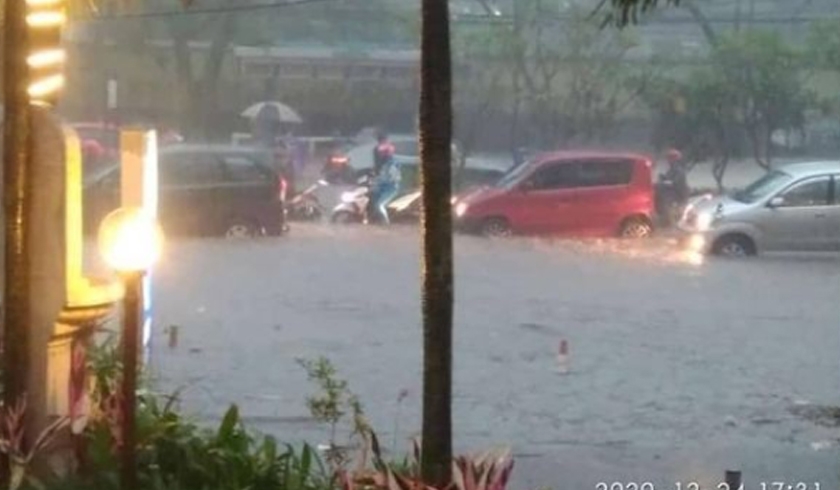 Banjir merendam sejumlah titik di Kota Bandung, Jawa Barat. (Foto: PMJ News/ Instagram @clickbandungcom).