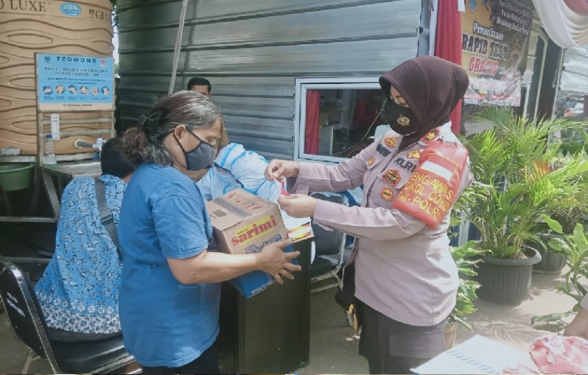 Polsek Bekasi Kota menggelar operasi kemanusiaan dalam rangka Operasi Lilin Jaya 2020. (Foto: PMJ News)
