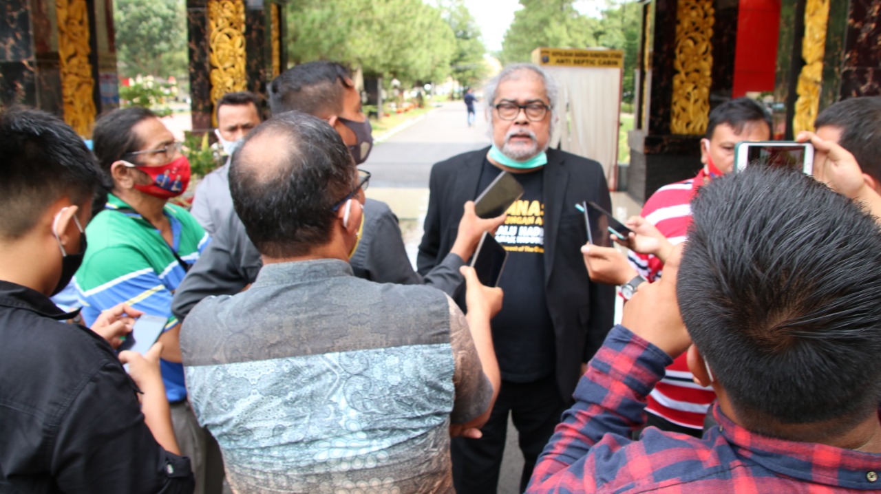 Arist Merdeka Sirait selaku Ketua Umum Komnas Perlindungan Anak memberikan keterangan pers. (Foto: PMJ News)