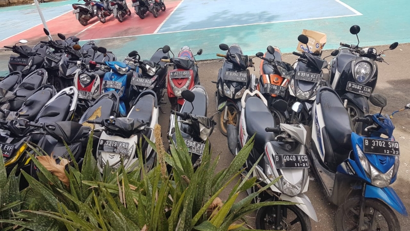 Puluhan sepeda motor yang diamankan polisi. (Foto: PMJ News)