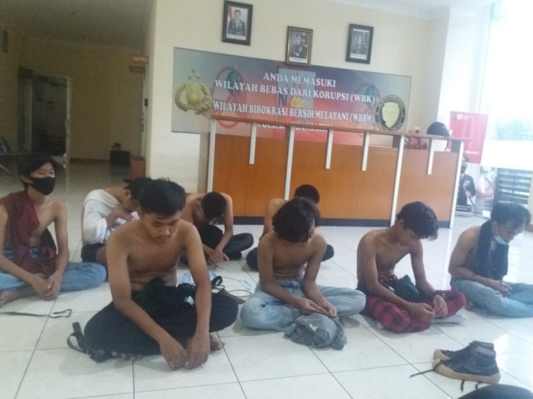 Belasan remaja diamankan Polsek Medan Satria karena diduga hendak tawuran. (Foto: PMJ News).