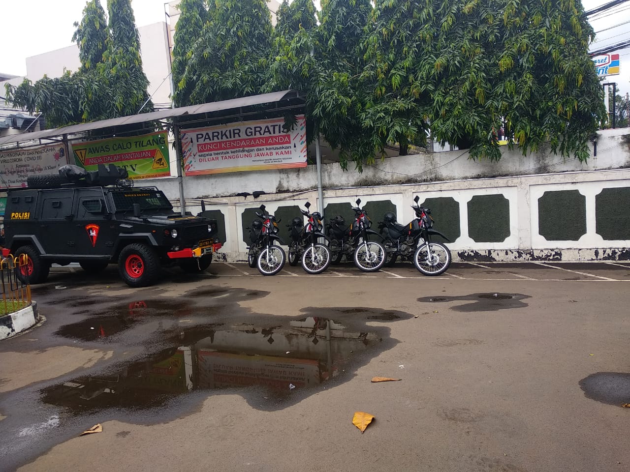 Mobil dan motor taktis polisi diparkir di depan PN Jaksel. (Foto: PMJ News/ Adi)