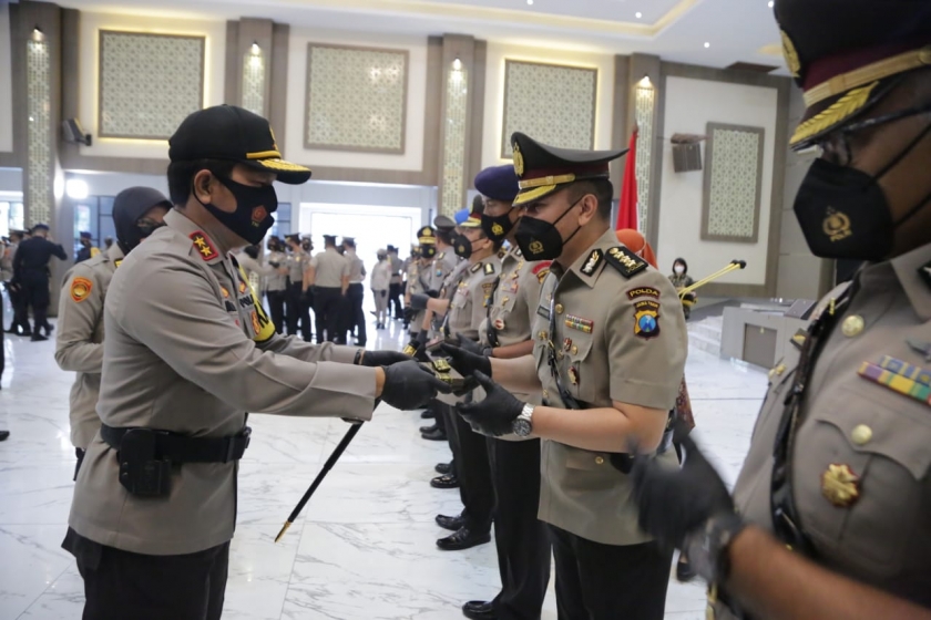 Sertijab dan kenaikan pangkat anggota di Polda Jawa Timur. (Foto: PMj News). 