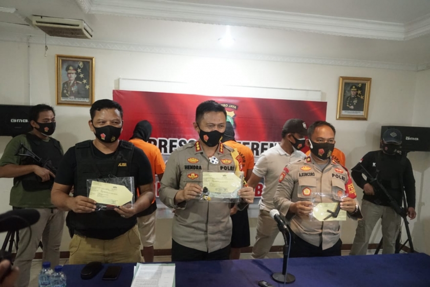 Barang bukti kejahatan para sindikat curanmor di wilayah Kabupaten Bekasi. (Foto: PMJ News)