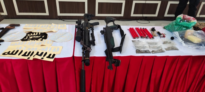 Barang bukti senapan dan lainnya dari tangan teroris. (Foto ; PMJ/Adi). 