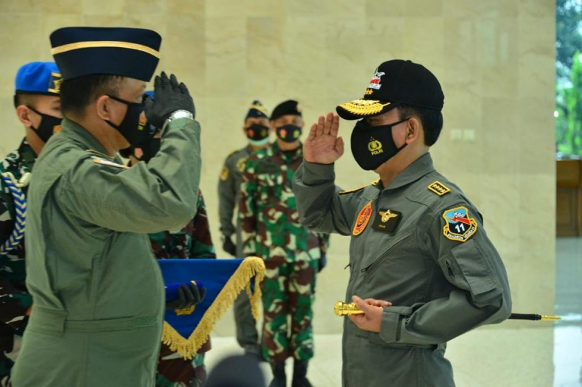 Kapolri Jenderal Idham Azis beri penghormatan. (Foto ; Dok PMJ). 