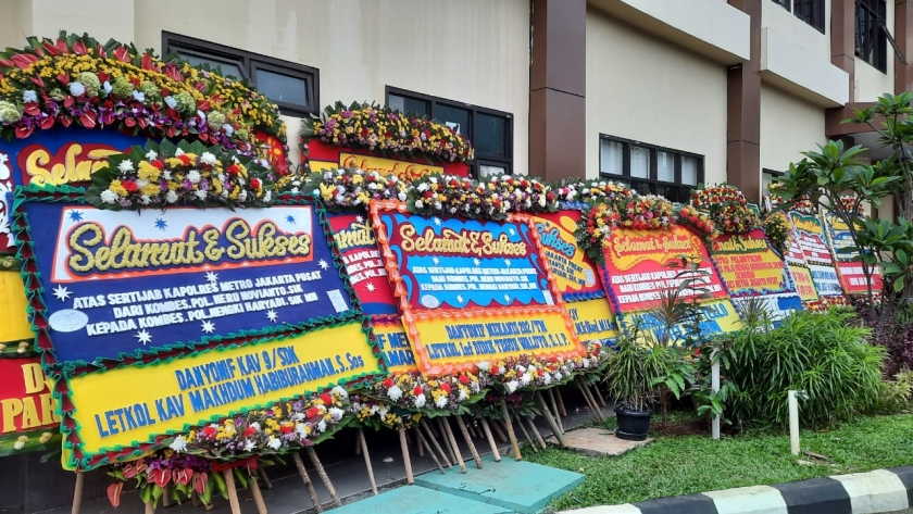 Ucapan berupa karangan bunga, “Selamat atas serah terima jabatan (Sertijab)” Kapolres Metro Jakarta Pusat kepada Kombes Pol Hengki Haryadi. (Foto: PMJ News). 