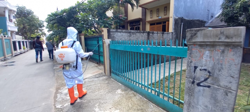 Penyemprotan disinfektan di area Kampung Tangguh Jaya di Cakung Jaktim. (Foto: PMJ News). 