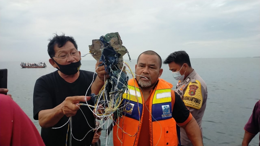 Petugas menemukan serpihan pesawat Sriwijaya Air yang jatuh ke laut. (Foto: PMJ News). 
