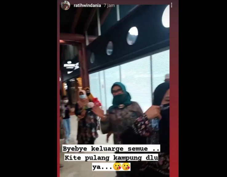 Story di Instagram Ratih Windania ketika berada di Bandara Soetta sesaat sebelum naik pesawat. (Foto:PMJ News/Instagram@ratihwindania)