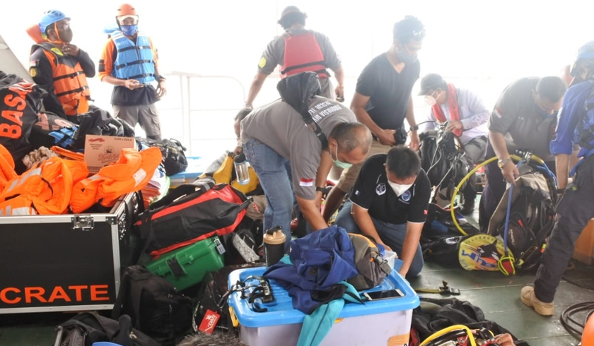 Tim penyelam tersebut berasal dari pengawasan Basarnas bersiap melakukan pencarian pesawat Sriwijaya JS 182 di bawah laut. (Foto: PMJ News/Fajar).