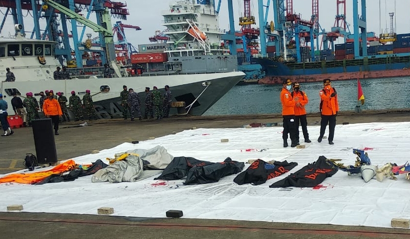Badan SAR Nasional (Basarnas) kembali menerima kantong dari pencarian jatuhnya pesawat Sriwijaya Air JS 182. (Foto: PMJ News/Adi).