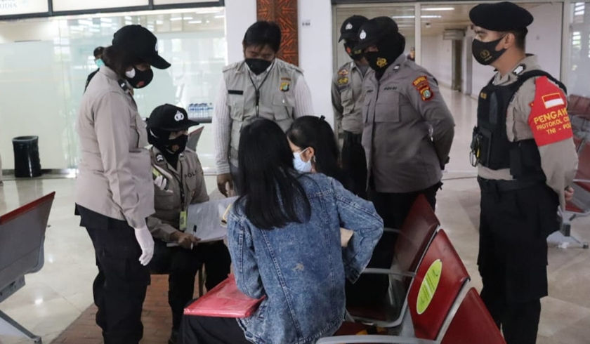 Polres Metro Bandara Internasional Soekarno-Hatta menerjunkan 15 polisi wanita (Polwan) di Posko Crisis Center Kecelakaan Sriwijaya Air SJ-182. (Foto: PMJ News)