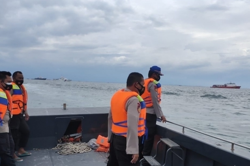 Anggota Polres Kepulauan Seribu, Ditpolair PMJ, Polair Baharkam Polri bersama Basarnas masih terus melakukan pencarian korban dan puing pesawat Sriwijaya Air yang jatuh. (Foto: PMJ News) 