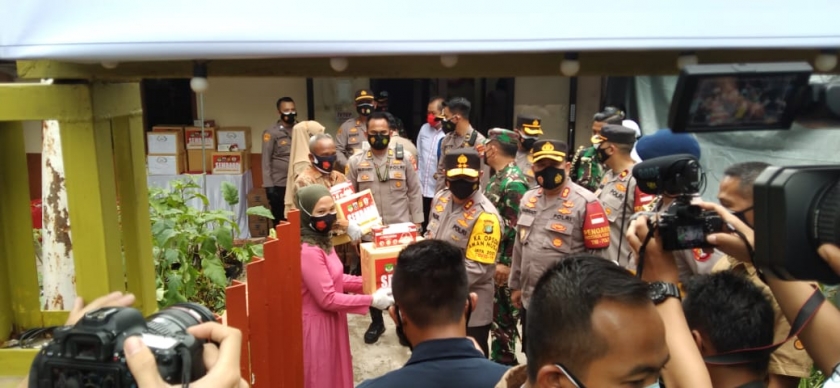 Kapolda Metro Jaya Irjen Pol Fadil Imran menyalurkan bantuan di Kampung Tangguh Jaya, Penjaringan Jakut. (Foto: PMJ News). 