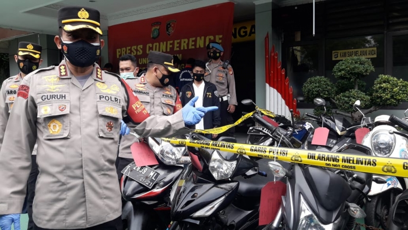 Sepeda motor hasil curanmor yang diamankan polisi. (Foto: PMJ News)