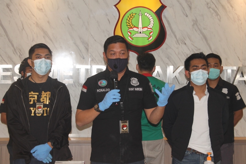 Keterangan Kasat Narkoba Polres Metro Jakarta Barat Kompol Ronaldo Maradona Siregar. (Foto: PMJ News). 