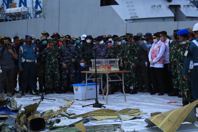 Black box atau kotak hitam pesawat Sriwijaya Air SJ-182 yang jatuh di Perairan Kepulauan Seribu, Jakarta, telah ditemukan. (Foto: PMJ News/Adi)