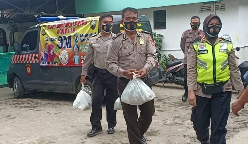 Polsek Bekasi Kota melaksanakan kegiatan empati building terhadap warga yang tengah menjalani isolasi mandiri. (Foto: PMJ News).