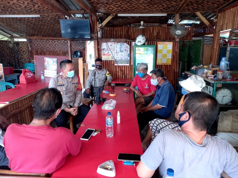 Jajaran Polsek Medan Satria mengedukasi masyarakat untuk mematuhi protokol kesehatan. (Foto: PMJ News)