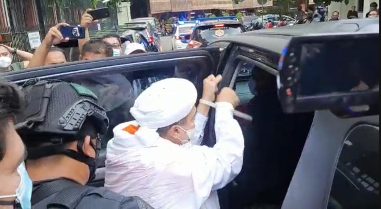 Pengamanan tersangka Habib Rizieq Shihab dari Rutan Polda Metro Jaya ke Rutan Bareskrim Polri. (Foto: PMJ News/ Fajar). 