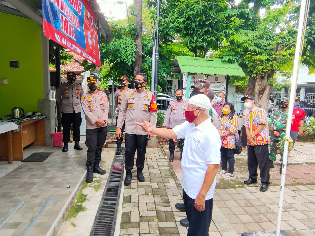 Wakapolres Metro Jakarta Barat AKBP Dr Bismo Teguh Prakoso  beserta jajarannya pantau langsung Kampung Tangguh Jaya di Tanjung Duren. (Foto: PMJ News) 