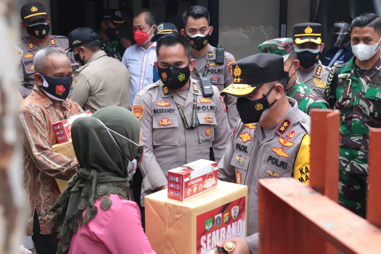 Kapolda Metro Jaya saat berikan bantuan ke warga di Kampung Tangguh Roa, Malaka, Tambora. (Foto : Dok PMJ). 