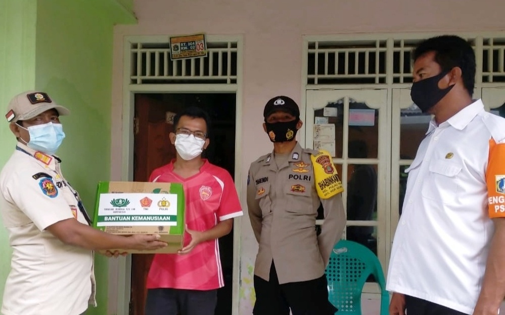 Keluarga yang terpapar Covid-19 diberikan bantuan. (Foto : Dok PMJ). 