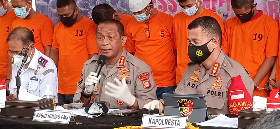 Kabid Humas POlda Metro Jaya Kombes Pol Yusri Yunus bersama jajaran Polresta Soetta dalam mengungkap kasus pemalsuan surat kesehatan (hasil rapid dan swab). (Foto: PMJ News). 