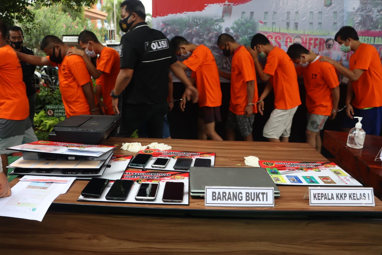 15 pelaku pemalsu kesehatan yang diamankan polisi. (Foto: PMJ News). 