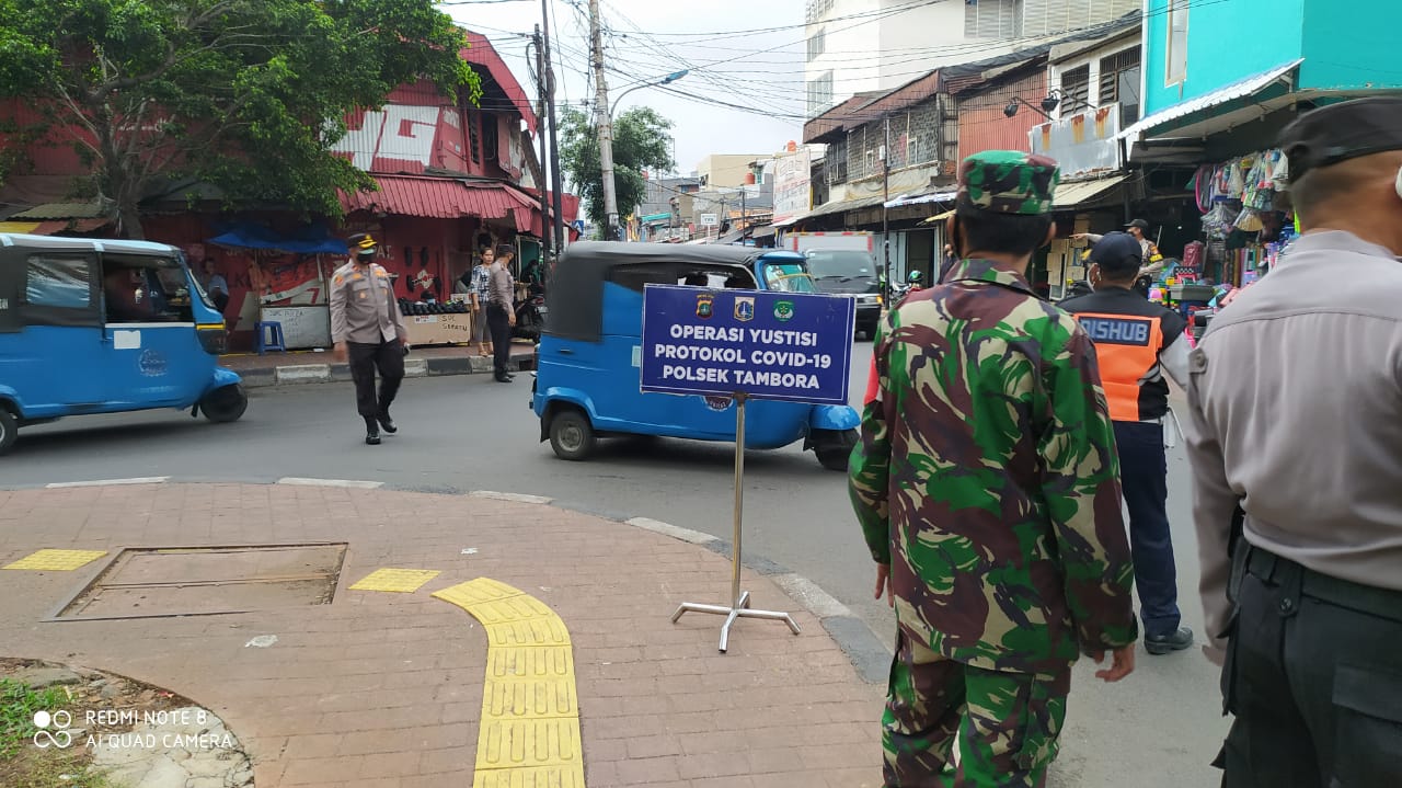 Operasi yustisi penegakkan prokes di wilayah Tambora, Jakbar. (Foto: PMJ News). 