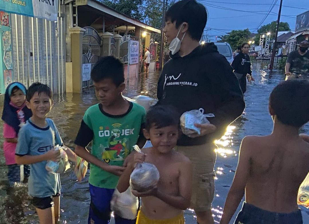 vokalis grup band DMASIV, Rian, menolong korban banjir di Kalsel. (Foto: Instagram Rian)