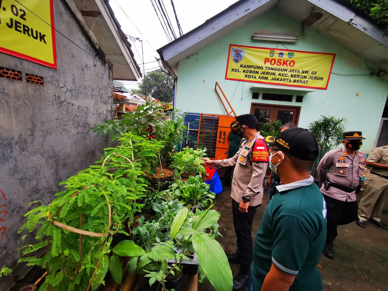 Wakapolres Metro Jakarta Barat AKBP Dr Bismo Teguh Prakoso bersama jajarannya meninjau langsung kegiatan di Kampung Tangguh Jaya di Kebon Jeruk. (Foto: PMJ News). 