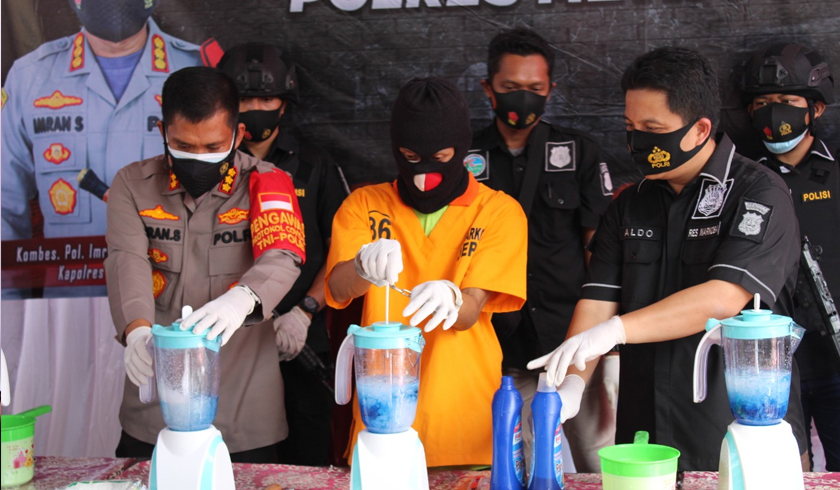Polrestro Depok memusnahkan barang bukti 44 kilogram sabu hasil pengungkapan peredaran narkoba jaringan internasional. (Foto: PMJ News).