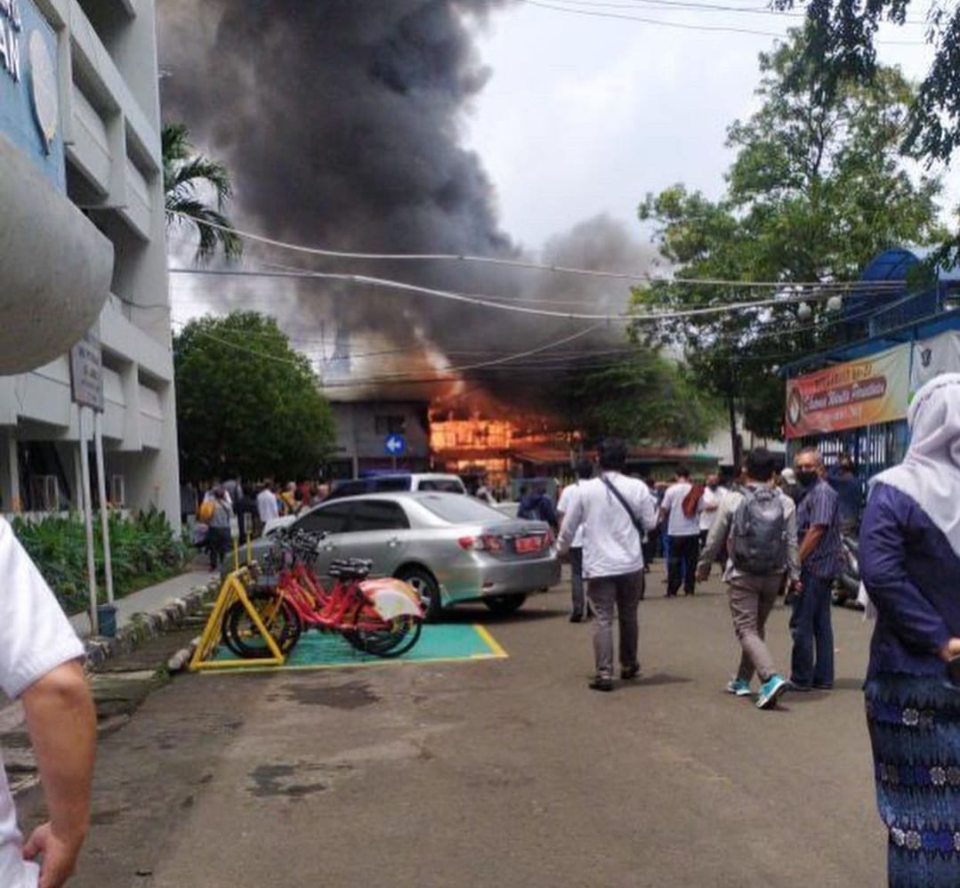 Kebakaran hanguskaan rumah di samping rel dan kawasan Stasiun Tanah Abang, Jakarta Pusat. (Foto: Akun Instagram jkt.info)