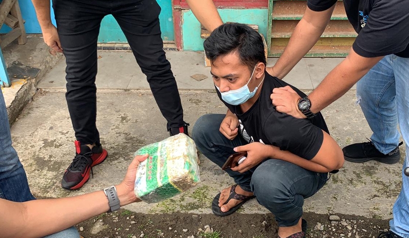 Tim Satresnarkoba Polres Metro Jakarta Barat berhasil menangkap satu orang kurir sabu. (Foto: PMJ News).