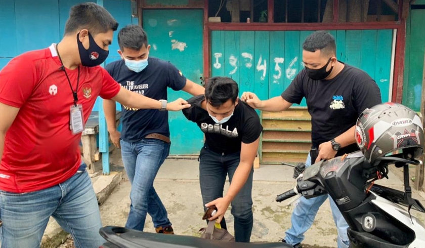 Tim Satresnarkoba Polres Metro Jakarta Barat berhasil menangkap satu orang kurir sabu. (Foto: PMJ News).