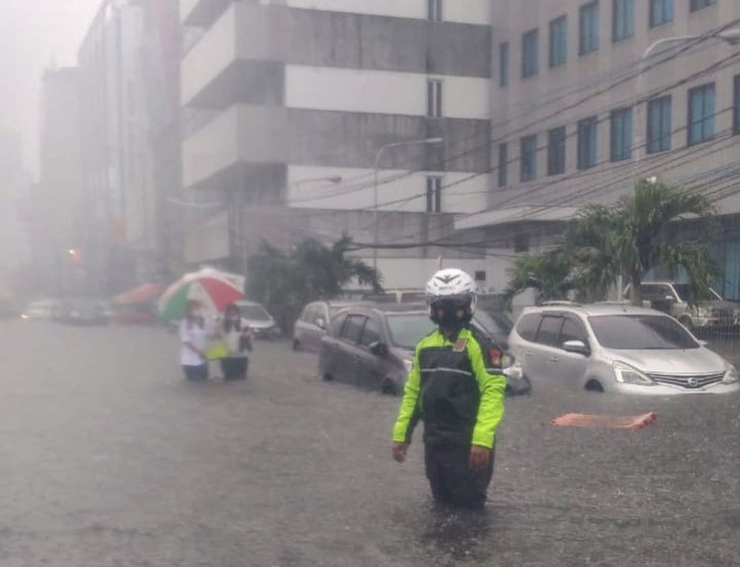 Genangan air hujan timbul di depan Lapangan Bhayangkara Mabes Polri, Jalan Trunojoyo. (Foto: Instagram jkt.info). 