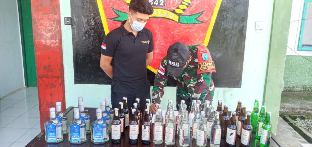 Satgas Pamtas Yonif 642/Kapuas berhasil menggagalkan penyelundupan ratusan botol miras ilegal. (Foto: PMJ News/ Puspen TNI). 