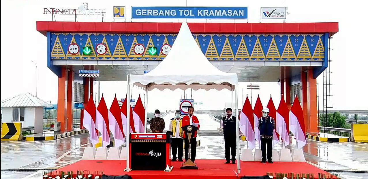 Jokowi saat meresmikan Tol Lampung-Palembang. (Foto ; PMJ/YouTube Setpres). 