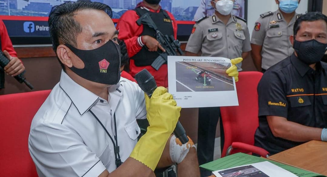 Keterangan Kasat Reskrim Polres Metro Jakarta Pusat dan jajarannya soal kasus begal sepeda. (Foto: PMJ News). 